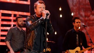 Dierks Bentley Performs 'Somewhere on a Beach'