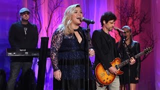 Kelly Clarkson Performs 'Heartbeat Song'